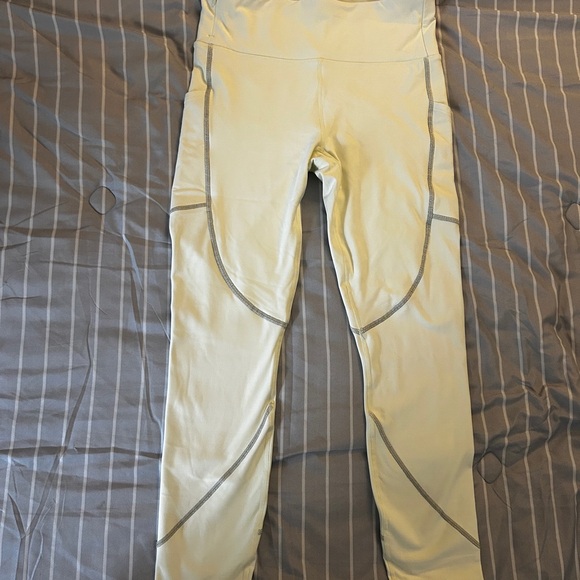 Fabletics | Therma-Flex High-Waisted Pocket Legging | Medium - Picture 2 of 4